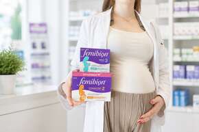 KI-generiert Schwangere Frau in der Apotheke präsentiert Produkte für Schwangerschaft, Stillzeit sowie Baby- und Kindergesundheit.