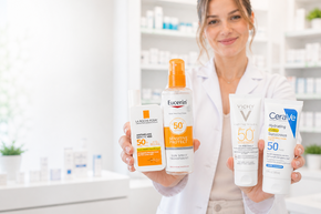 KI-generiert Apothekenmitarbeiterin präsentiert verschiedene Sonnenschutzprodukte mit hohem Lichtschutzfaktor für empfindliche Haut und täglichen UV-Schutz.